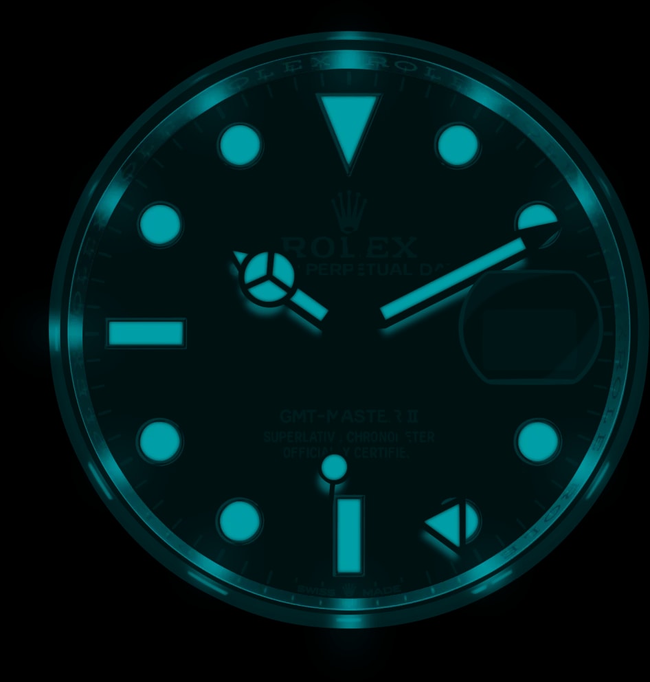 Índices e ponteiros do Rolex GMT-Master II brilhando no escuro