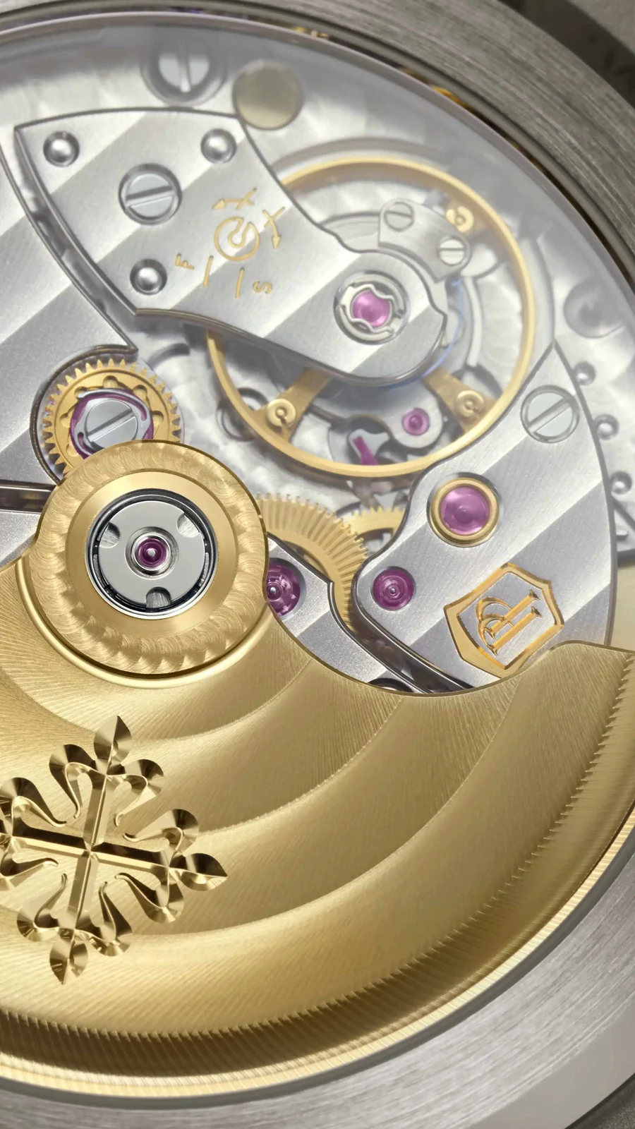 Detalhe do calibre 26-330 S C com o rotor central em ouro