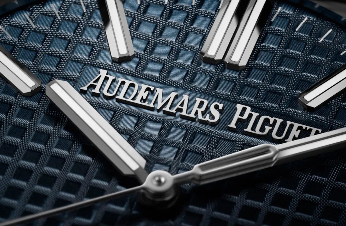 Detalhe do mostrador Grande Tapisserie azul com a assinatura Audemars Piguet